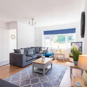 Holiday home Modern Three Bedroom In United Kingdom